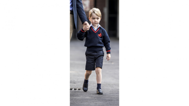 Pangeran George diantar sang ayah masuk sekolah hari pertama.
