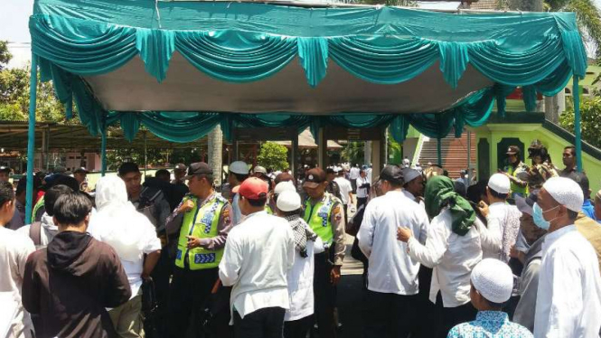 Aparat Kepolisian memeriksa lebih ketat jemaah salat Jumat di Masjid An-Nuur, Desa Sawitan, Kecamatan Mungkit, Kabupaten Magelang, Jawa Tengah, pada 8 September 2017.