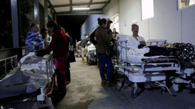 Pasien dan keluarga diungsikan dari sebuah RS saat gempa mengguncang Meksiko.