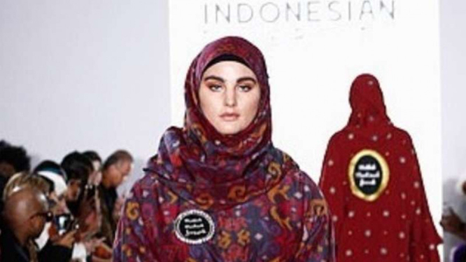 Model memperagakan busana karya Vivi Zubedi di New York Fashion Week
