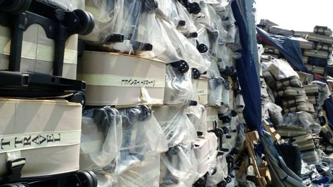 Puluhan ribu tas koper di gudang First Travel