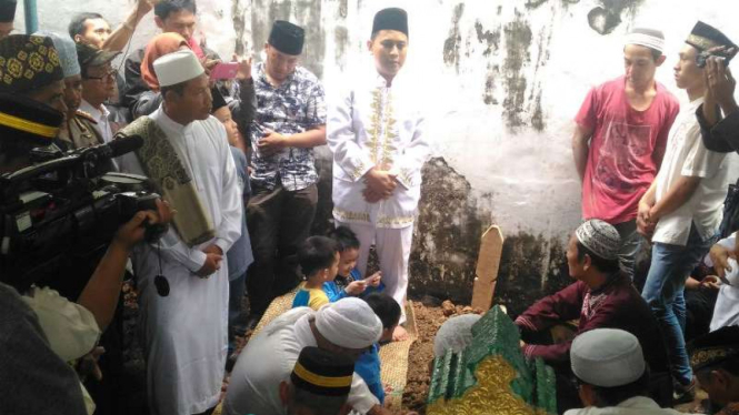 Raden Muhammad Fauwaz Diraja, putra Sultan Mahmud Badaruddin III, dalam pemakaman ayahnya di pemakaman Kesultanan Palembang di kawah Tungkurep, kawasan Bombaru, pada Jumat, 9 September 2017.