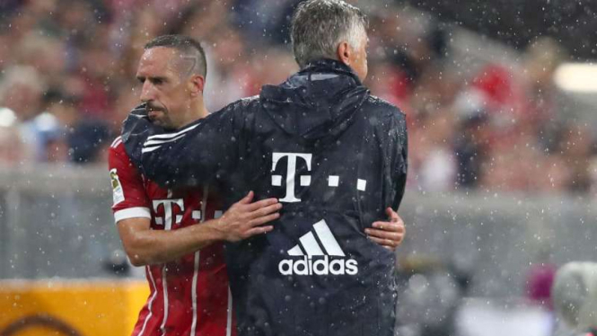 Winger Bayern Munich, Franck Ribery (kiri) dan pelatih Carlo Ancelotti