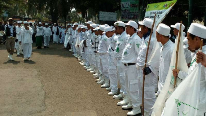 Para simpatisan FPI berbaris untuk bersiap berdemonstrasi solidaritas untuk Rohingya di Jalan Margonda, Kota Depok, Jawa Barat, pada Jumat, 8 September 2017.