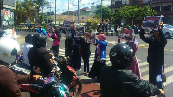 Demo untuk Rohingya di Denpasar, Bali.