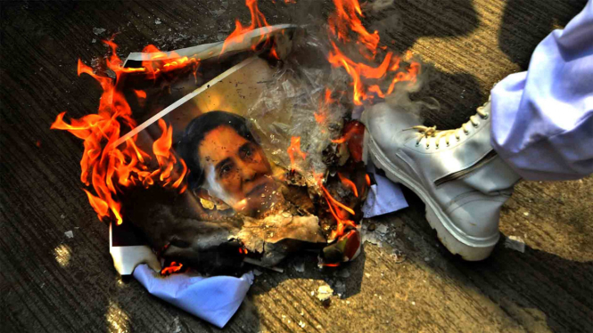 Massa membakar poster Pemimpin Myanmar Aung San Suu Kyi