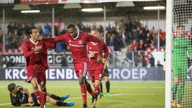 Ezra Walian menjalani debut bersama Almere City FC