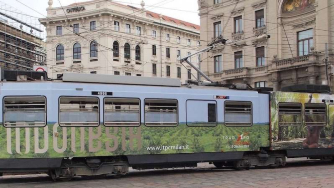 Trem dengan iklan pariwisata Indonesia di Kota Milan, Italia.