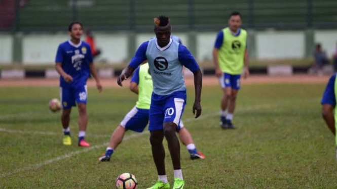 Striker Persib Bandung, Ezechiel N'Douassel