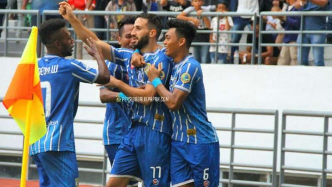 Pemain Persiba Balikpapan rayakan gol