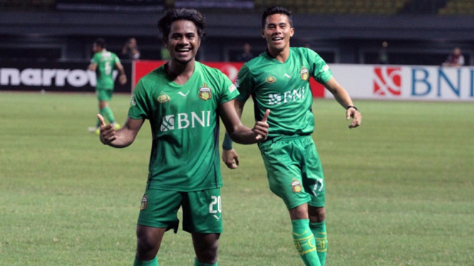 Pemain Bhayangkara FC, Ilham Udin merayakan gol