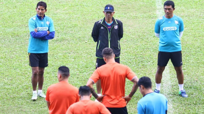 Pelatih Arema FC, Joko Susilo memimpin sesi latihan