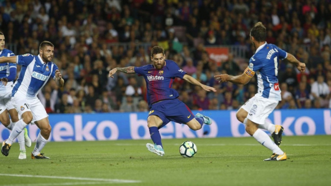 Striker Barcelona, Lionel Messi (tengah).