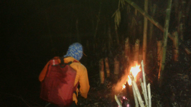 Petugas berusaha memadamkan kebakaran di hutan Gunung Guntur