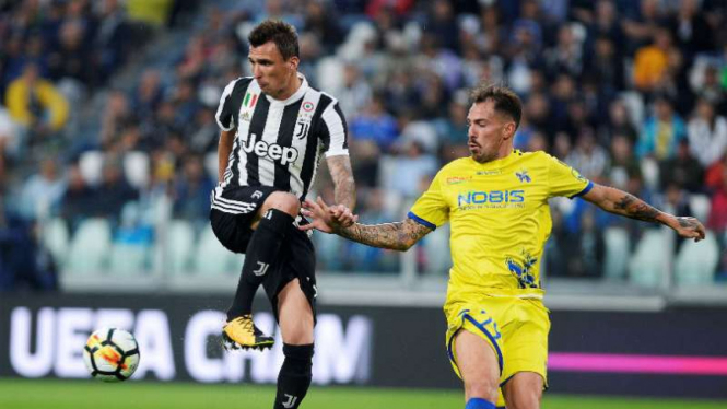 Striker Juventus, Mario Mandzukic (kiri)