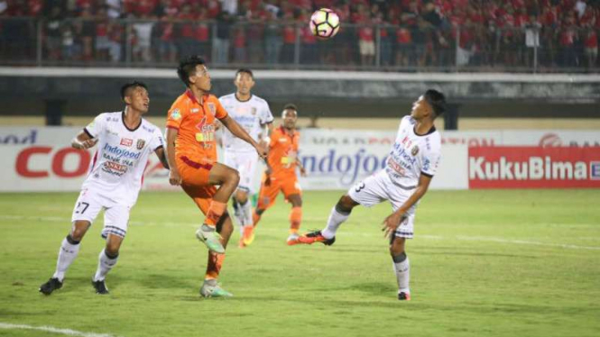 Duel Bali United vs Borneo FC di Liga 1 2017.