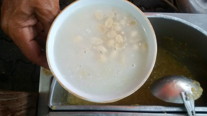 Wedang Kacang Pak Samin khas Semarang.