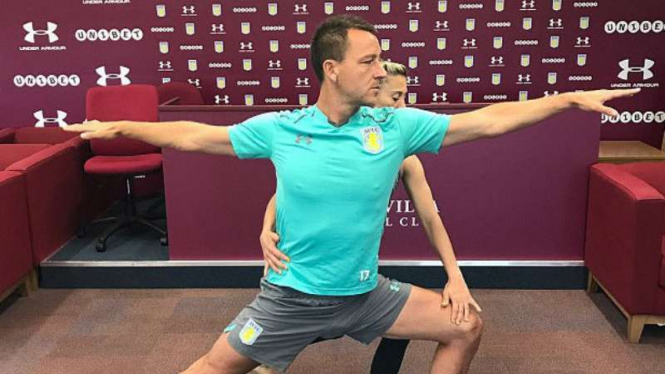 Bek Aston Villa, John Terry berlatih yoga