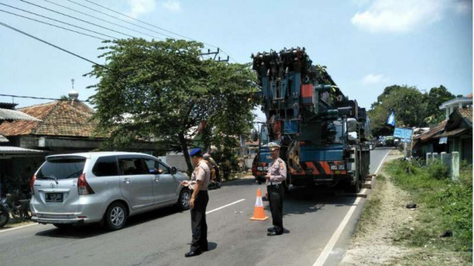 Mogok pengangkut crane sebabkan macet panjang di Banten