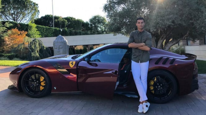 Cristiano Ronaldo di depan mobil barunya.