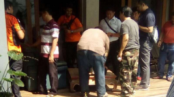 Petugas kepolisian olah TKP duel maut perampok versus pensiunan TNI.