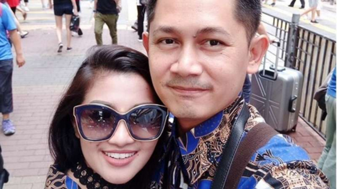 Fitri Carlina dan suaminya, Hendra Sumendap