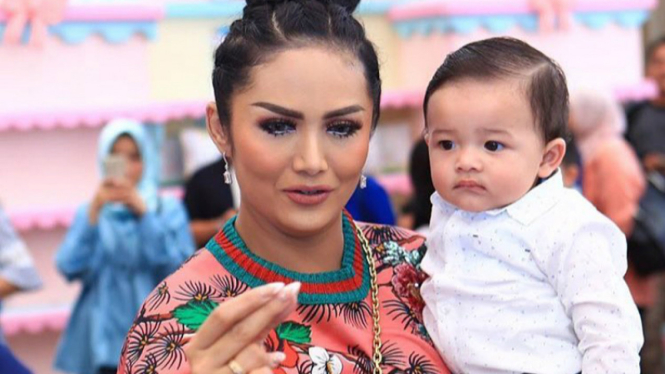 Krisdayanti dan Arsya, buah hati Anang-Ashanty.