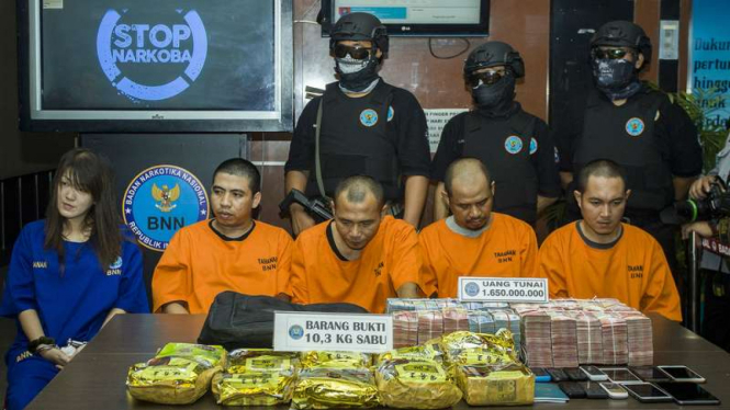Tersangka kasus penyeludupan narkotika jenis sabu seberat 10,39 kilogram asal Malaysia saat ditunjukkan di gedung BNN Jakarta, Selasa (12/9/2017).