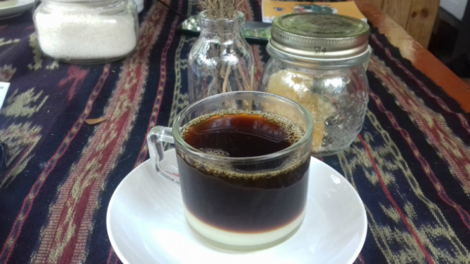 Menikmati secangkir kopi do kedai kopi Pour Over di Yogyakarta.