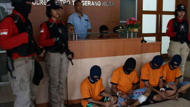 Empat kawanan penjambret diringkus polisi di kawasan Jalan Benteng Makassar, Kota Tangerang, Banten, pada Selasa, 12 September 2017.