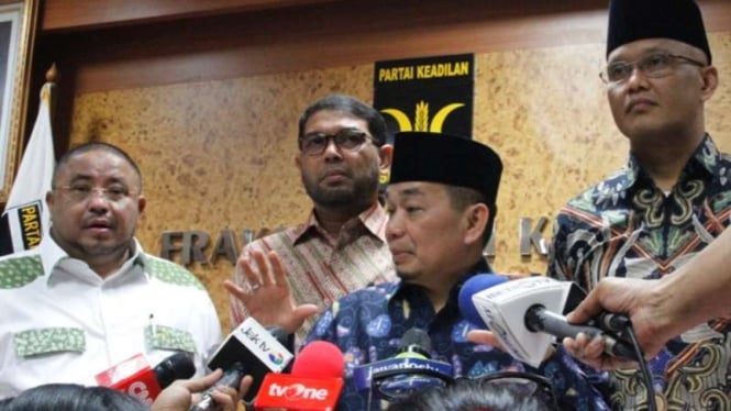 Ketua Fraksi PKS Jazuli Juwaini (tengah).