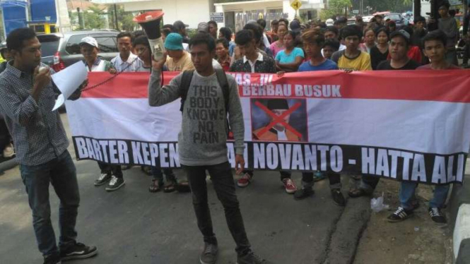 Demonstran menggelar aksi di PN Jakarta Selatan, Selasa, 12 September 2017.