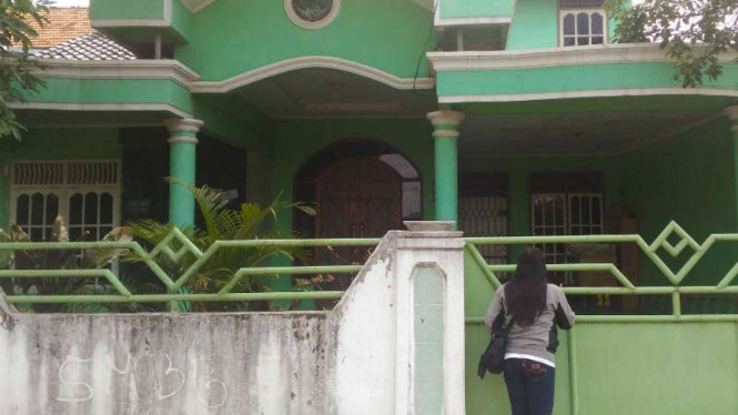 Rumah tersangka penghina Ibu Negara Iriana Joko Widodo di Palembang, Sumatera Selatan, tampak sepi ketika wartawan mendatanginya pada Selasa, 12 September 2014.