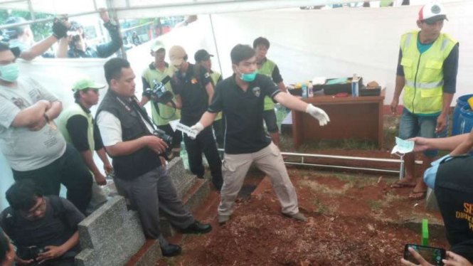 Polisi bongkar makam korban penganiayaan di TPU Karet Bivak, Jakarta