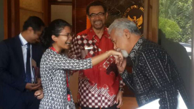 Mantan Presiden Timor Leste, Xanana Gusmão mencium tangan wartawati. 