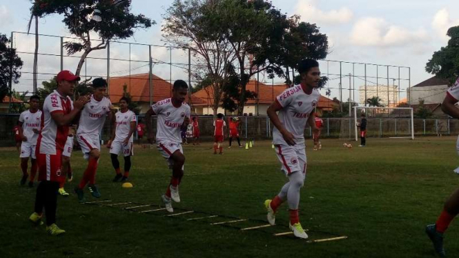 Suasana latihan Persija di Bali.