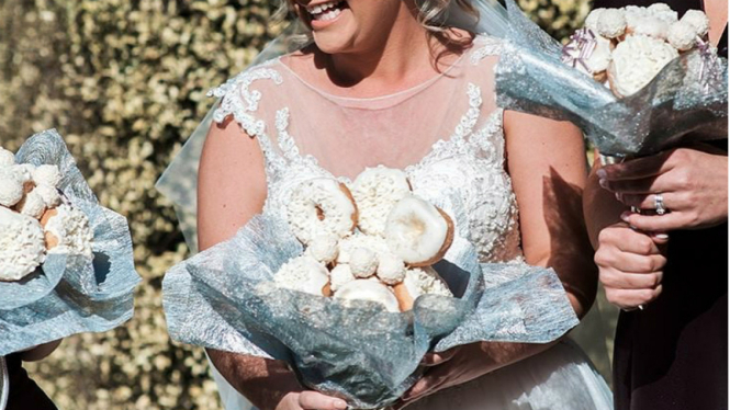 Pengantin membawa buket donat.