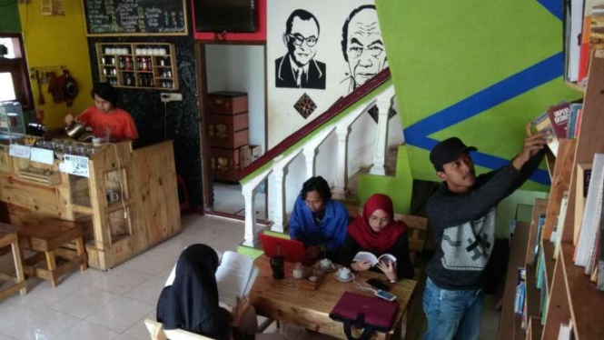 Kafe Oase yang berkonsep perpustakaan dan ruang diskusi sebagai alternatif kongko sembari minum kopi di Kota Malang, Jawa Timur.