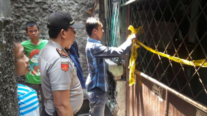 Lokasi kebakaran di Tambora diberi garis polisi.