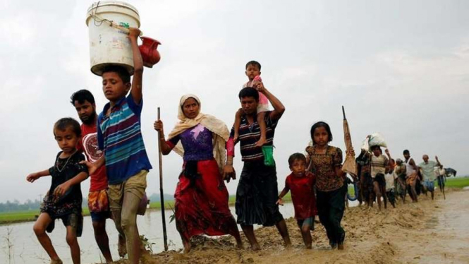 Pengungsi etnis Rohingya dari Rakhine Myanmar melarikan diri ke Bangladesh
