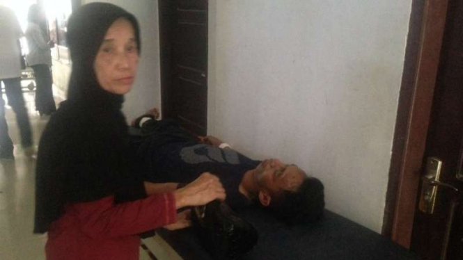 Seorang (berbaring) dari 30 remaja mengalami gangguan mental dan kejang-kejang di Kota Kendari, Sulawesi Tenggara, pada Rabu, 13 September 2017.