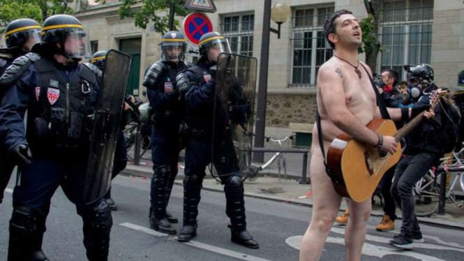 Demonstran telanjang dan bernyanyi di demo reformasi pekerja di Prancis