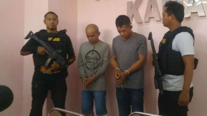 Polisi memperlihatkan dua dari tiga tersangka pembunuhan suami-istri bos Alton Kids, yakni Husni Zarkasih dan Zakiyah Masrur, di Semarang pada Rabu, 13 September 2017.