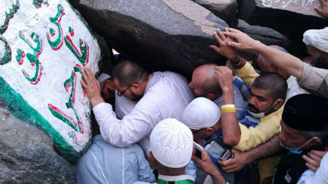 Umat Muslim ziarah ke Gua Hira dan Jabal Nur.