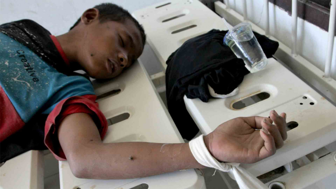 Seorang pasien terbaring di ruang isolasi Rumah Sakit Jiwa Kendari usai mengkonsumsi obat bernama PCC di Kendari, Sulawesi Tenggara, Kamis (14/9/2017).