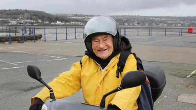 Kakek berusia 101 tahun ditantang naik motor di jalan raya