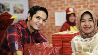 Dude Harlino Buka Bisnis Kue di Kampung Halaman