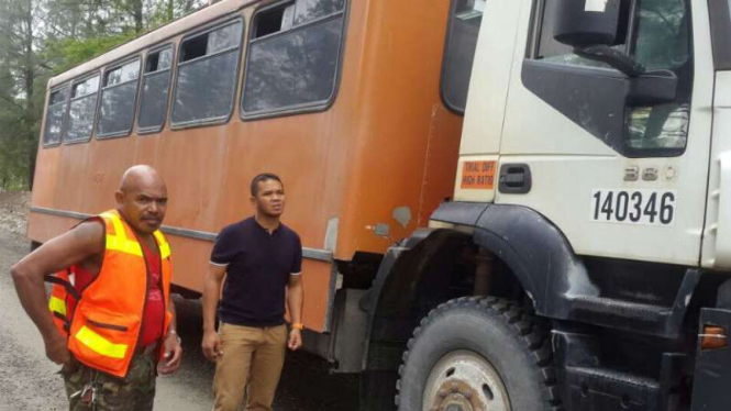 Bus operasional perusahaan tambang PT Freeport Indonesia diduga ditembaki oleh orang tak dikenal saat melintas di areal Freeport di Timika, Papua.