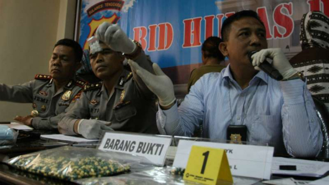 Polisi merilis barang bukti obat-obatan berbahaya yang disita dari sejumlah tersangka di Kota Kendari, Sulawesi Tenggara, pada Kamis, 14 September 2017.