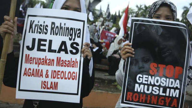 Massa yang tergabung dalam Forum Muslimah Sumsel Bersatu Peduli Rohingya di Monumen Perjuangan Rakyat Palembang, Sabtu (9/9/2017).